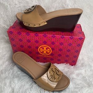 Tory Burch Patti Tan Patent Wedge Slides Sz 9 Tdc
